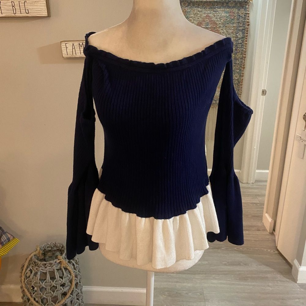 VENUS Bell Sleeve Top